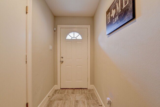 Foto del edificio - 2bed / 2bath Tri-Level home