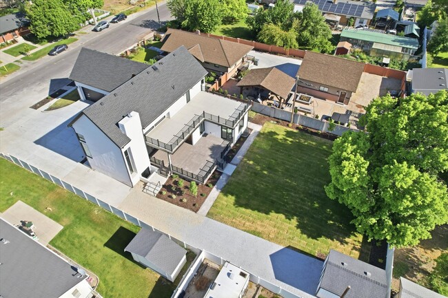Building Photo - 165 S 200 E