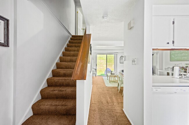 Building Photo - 203 Shadowlawn Cir