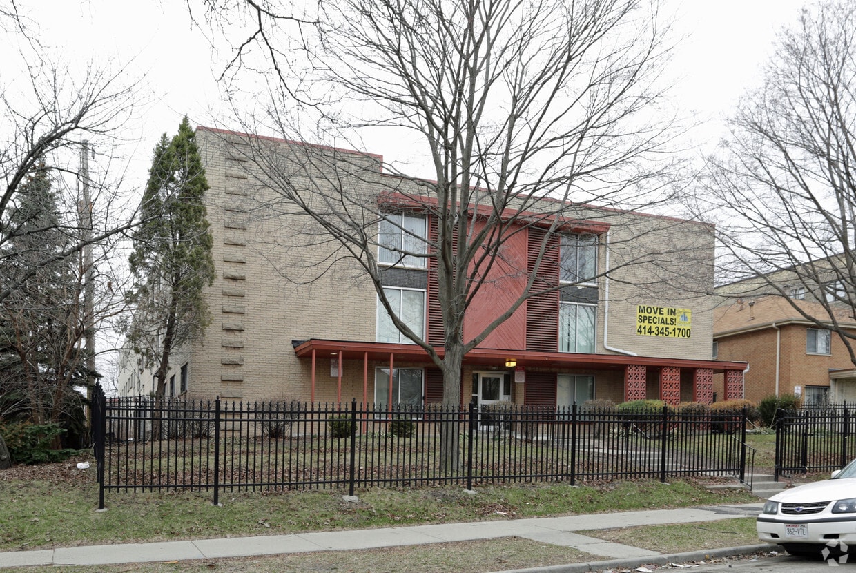 Primary Photo - 3118-3124 W Wells St