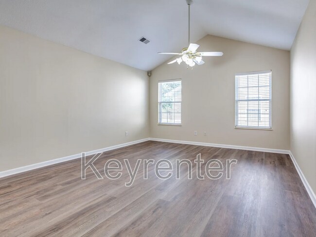 Foto del edificio - 947 Spring Park Rd