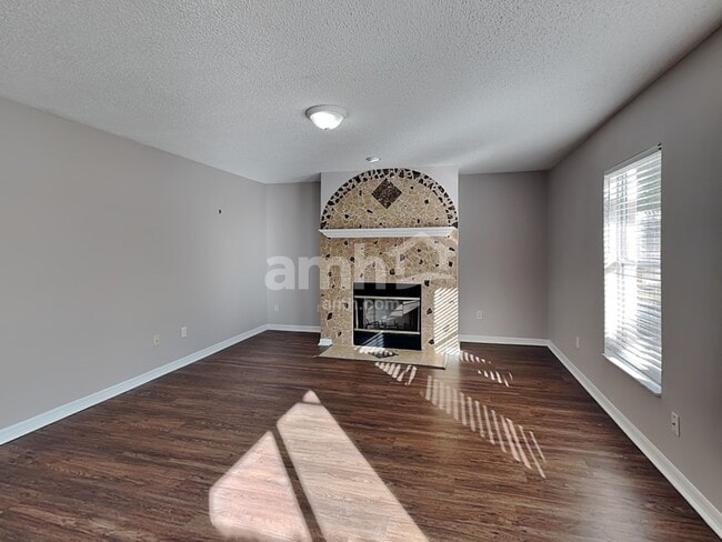 Building Photo - 1921 Knollcrest Dr