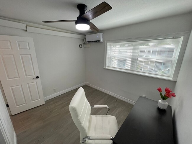 Building Photo - 2/1 condo on Lake Killarney!!!