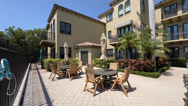 Building Photo - 420 Via Villagio