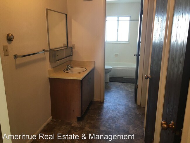 Building Photo - 555 N 700 E