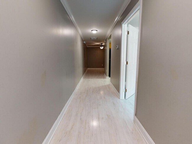 Building Photo - 620 Lovers Lane #4