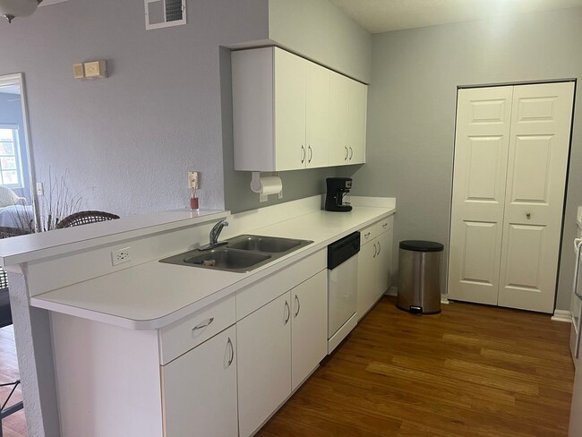 Building Photo - ***VERY REASONABLE RATE***FULLY FURNISHED ...