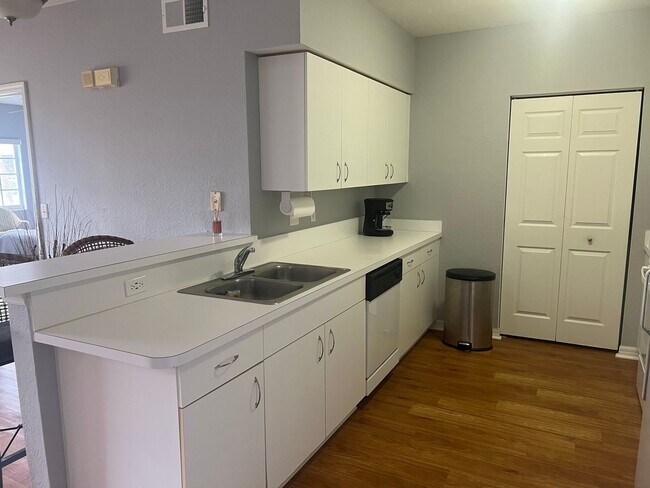Building Photo - ***VERY REASONABLE RATE***FULLY FURNISHED  ***LOVELY FURNISHED 2 BED/2 BATH***GROUND FLOOR**SEASO...