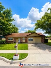 Building Photo - 6000 Lindy Ln