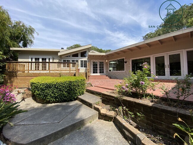 Foto del edificio - Spacious Three Bedroom Home in Carmel Hills on Gorgeous Lot