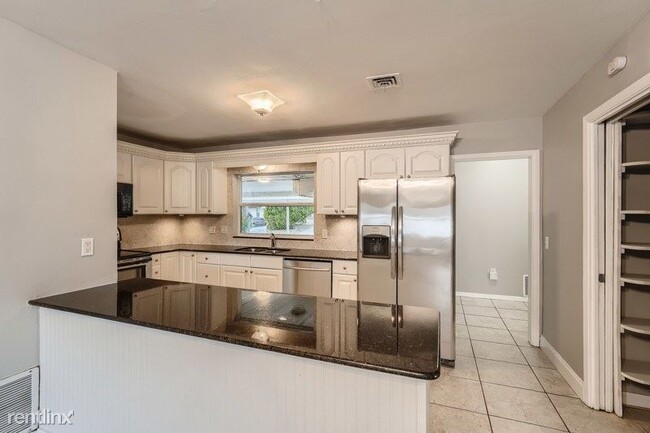 Building Photo - 3 br, 3 bath House - 1456 Lakeview Drive