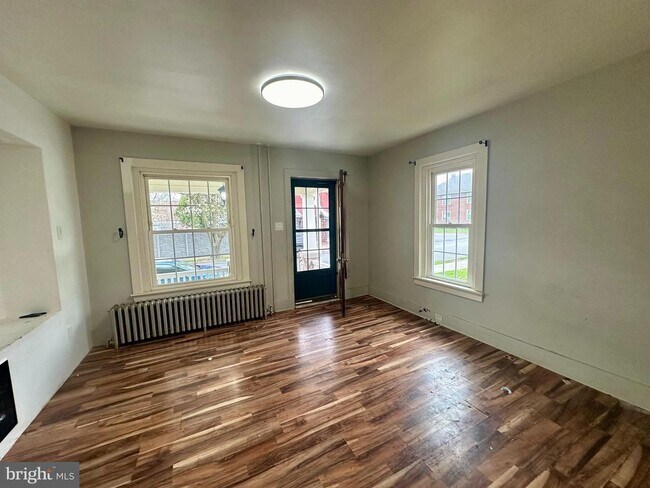 Building Photo - 3 Bed 1 Bath Semi-Detached Home In Lebanon