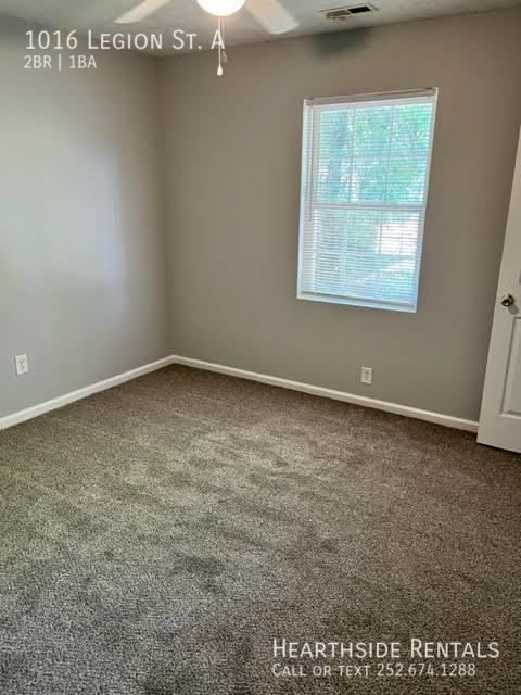 Building Photo - "Charming 2-Bedroom Apartment in Prime Gre...
