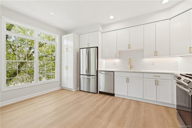 Building Photo - 37 Doral Greens Dr W