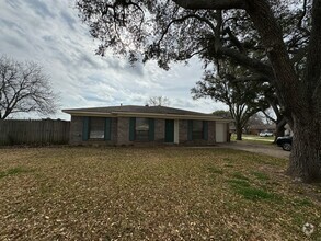 Building Photo - 1600 Stonewood Cir