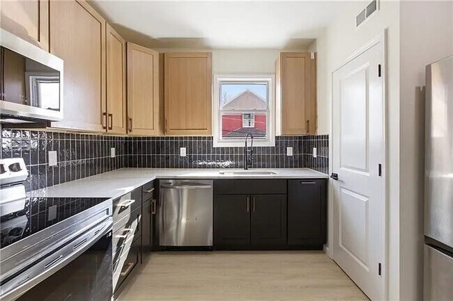 Foto del edificio - 4 bed 2.5 bath - stunning home, great location, must see.