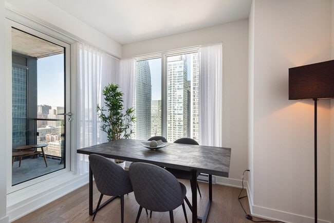 Building Photo - 1268 Rue Saint-Antoine O
