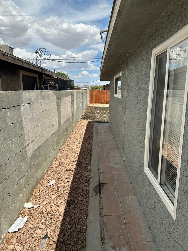 Foto del edificio - One story one bedroom Duplex Apartment, Al...