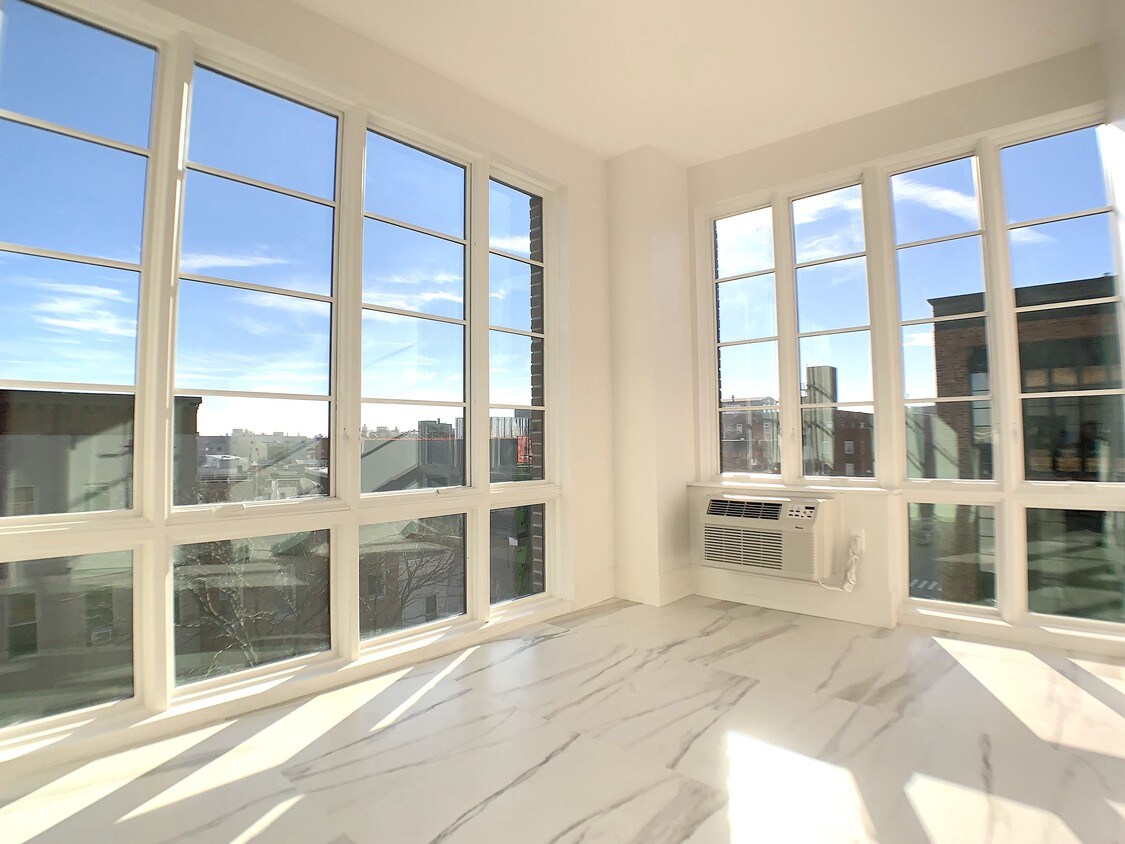 Foto principal - 987 Willoughby Ave