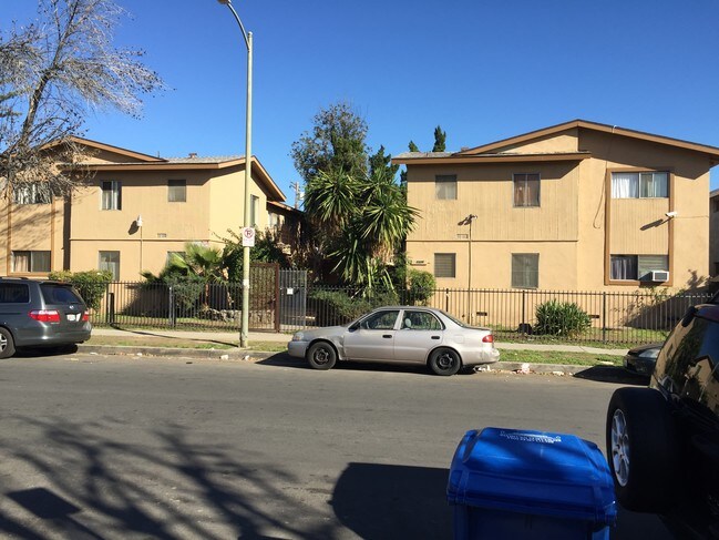 Foto del edificio - 7336-7340 Milwood Ave, Canoga Park