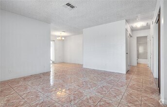 Building Photo - 6211 Meadow Brook Ln