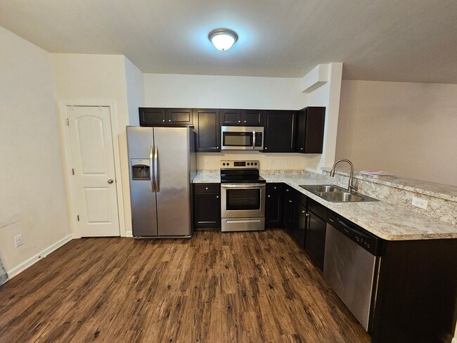 Building Photo - Townhome Close to the Beach!