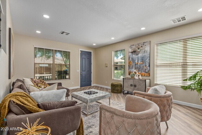 Building Photo - 32934 N Cherry Creek Rd