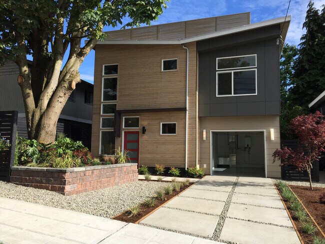 Building Photo - 1613 E Alder St