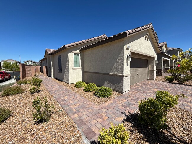 Building Photo - Beautifully Upgraded Single-Story 2BED/2BA...