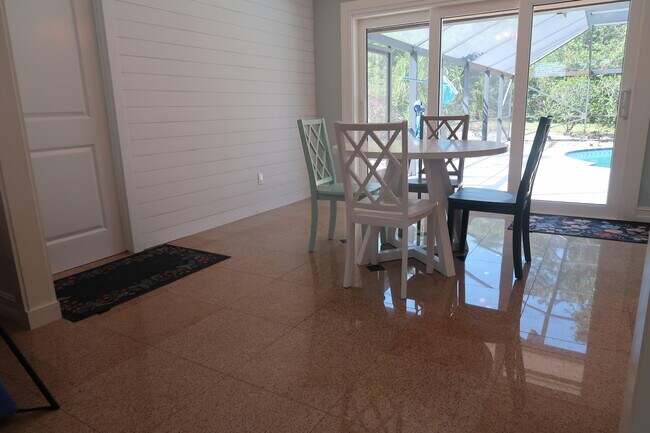 Foto del edificio - 1087 NE Quinn Pl