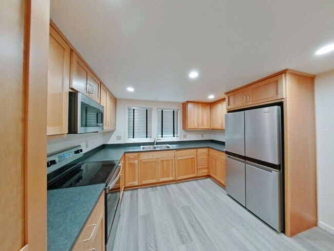 Building Photo - 5 Bed Rental in Convenient Location!