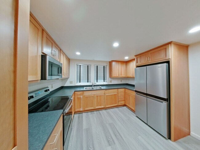 Foto del edificio - 5 Bed Rental in Convenient Location!