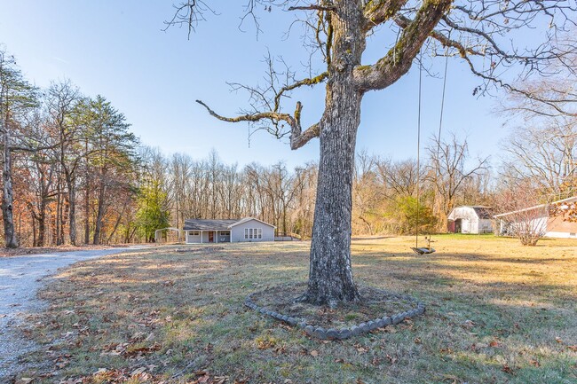 Building Photo - 1 Acre Home on Signal Mountain!