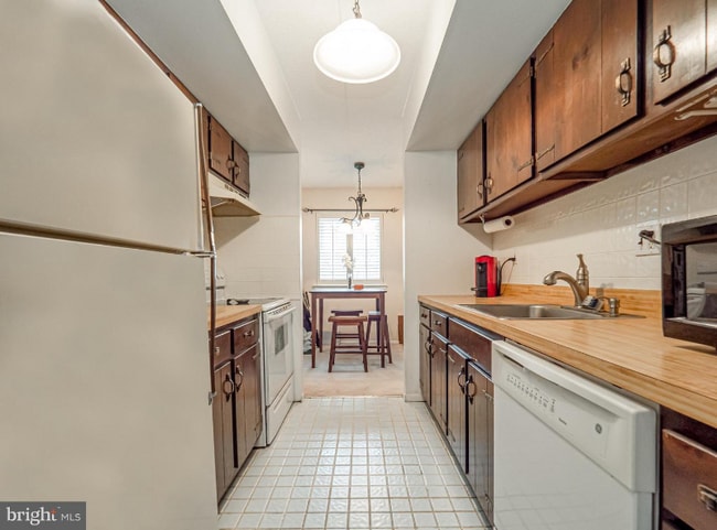 Building Photo - 1906 Valley Dr