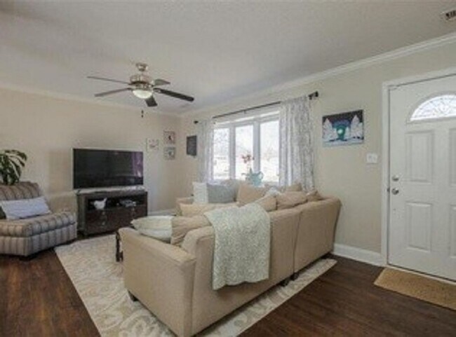 Foto del edificio - {5611} Updated OP Ranch + Two Car Garage + Fenced Yard and Stamped Concrete Patio Perfect for Spr...