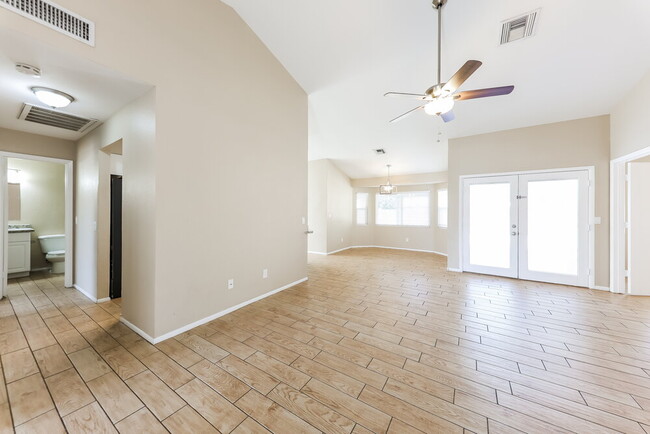 Building Photo - 10801 W Wagon Wheel Dr