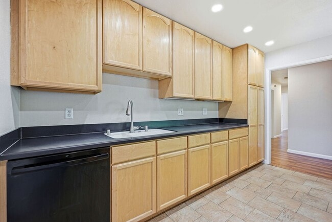 Building Photo - Beautiful Spacious 3-bedroom 1.5-Bath Home in Concord!