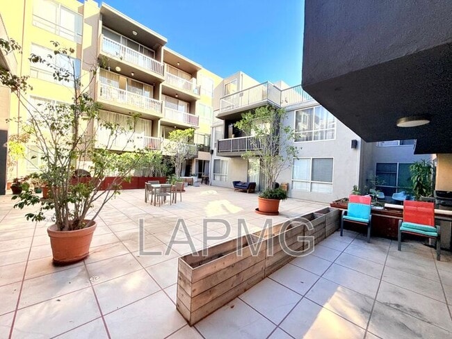 Building Photo - 1745 Camino Palmero St