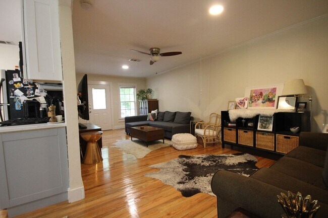 Building Photo - DEEP EDDY/TARRYTOWN UPDATED 2/1 house on 1...