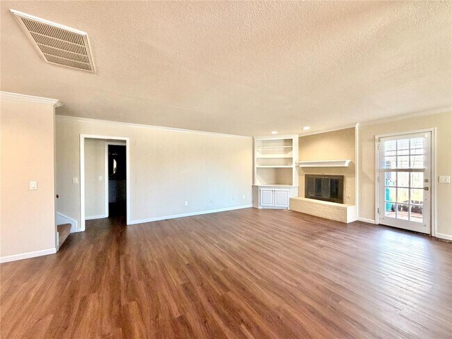 Foto del edificio - 12007 Shady Trail Ln