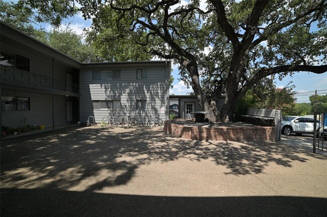 Building Photo - 803 W 28th St