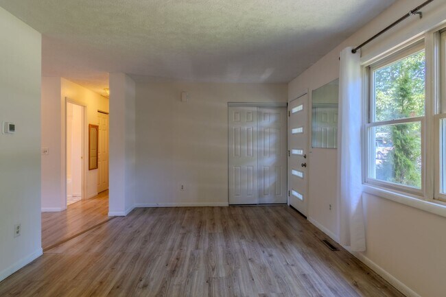 Foto del edificio - 2 Bed / 1 Bath Bungalow on Rose Street