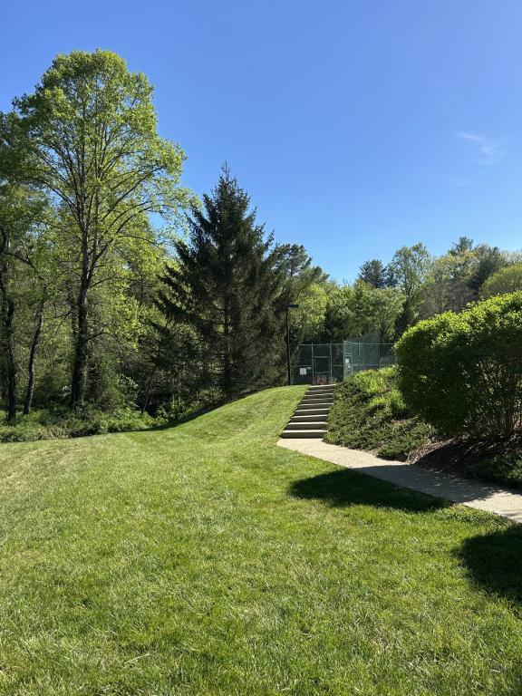 Building Photo - 14 Willow Tree Run