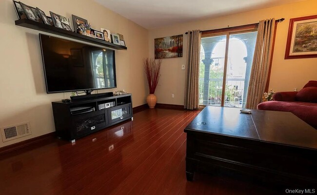 Foto del edificio - 32 Ebey Ln