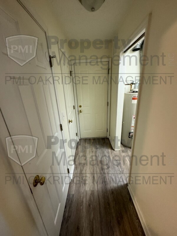 Foto del edificio - Two Bedroom Townhome with Attached Garage