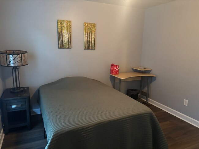 Building Photo - 1624 N Cherry St