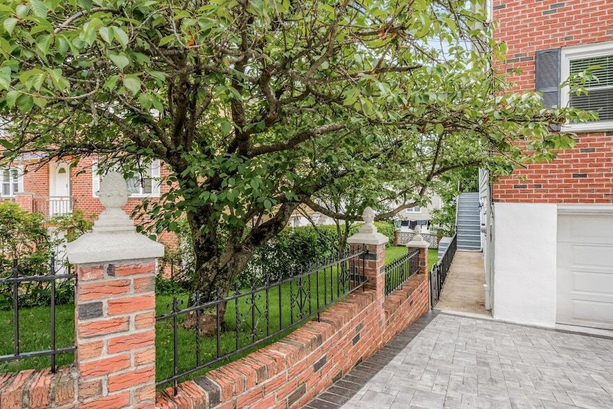 Primary Photo - 2 Bryn Mawr Pl