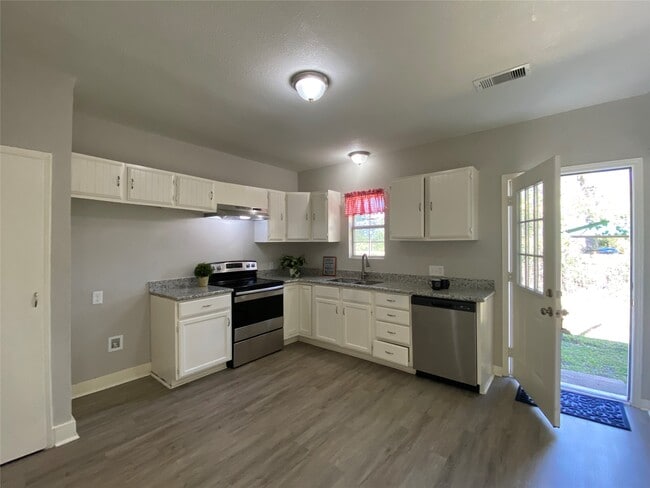 Building Photo - 121 Parker Ln