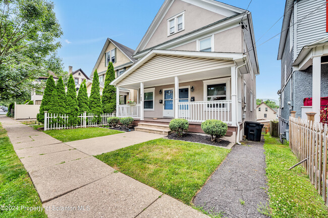 Building Photo - 2215-2217 Capouse Ave