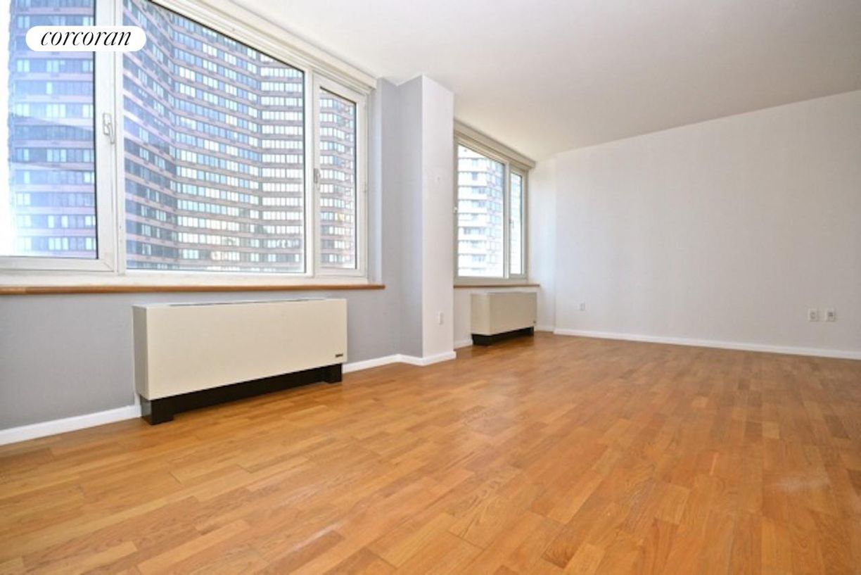 Foto principal - 635 W 42nd St